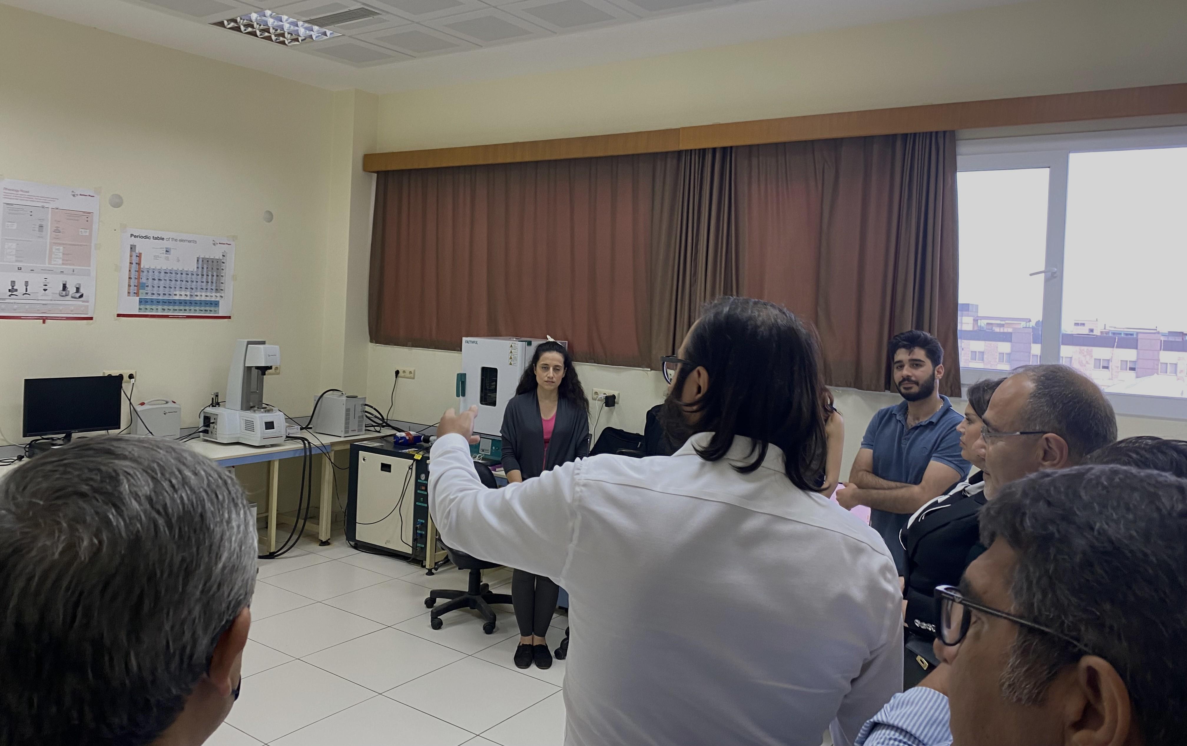 Rektörümüz Prof. Dr. Meryem Tuncel ve Prof. Dr. Gökhan Hotamışlıgil'in laboratuvarımızı ziyareti (19.05.2023)